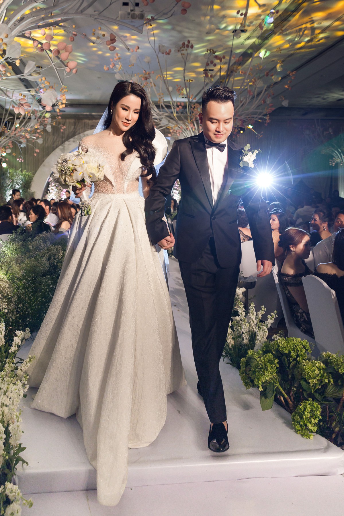 Diệp Lâm Anh xinh đẹp rạng rỡ, chính thức về chung nhà với bạn trai thiếu gia